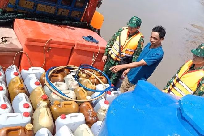 Lực lượng Bộ đội Biên phòng tỉnh Vĩnh Long phát hiện tàu vận chuyển hàng hóa không có giấy tờ chứng minh nguồn gốc hợp pháp. (Ảnh: TRẦN GIỎI)