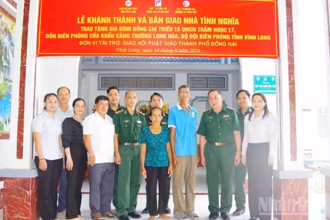 Lãnh đạo Ban Chỉ huy Bộ đội Biên phòng tỉnh Vĩnh Long bàn giao nhà cho quân nhân có hoàn cảnh khó khăn. (Ảnh: TRẦN GIỎI)