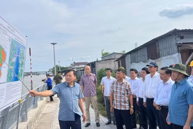 Đoàn công tác của Bộ Nông nghiệp và Môi trường cùng lãnh đạo địa phương khảo sát hệ thống thủy lợi trên địa bàn tỉnh Vĩnh Long.