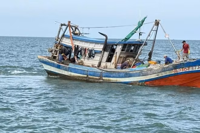 Phương tiện khai thác thủy sản sai vùng quy định bị phát hiện, xử lý.