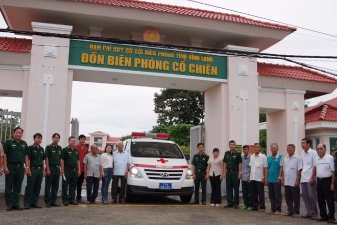 Đồn Biên phòng Cổ Chiên ra mắt mô hình "Xe cứu thương 0 đồng Biên phòng" tại xã biên giới biển Thạnh Phong (tỉnh Vĩnh Long).