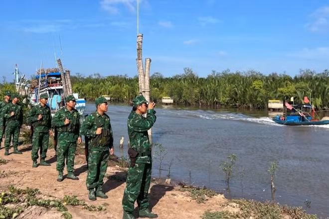 Cán bộ, chiến sĩ Đồn Biên phòng Cổ Chiên tuần tra, bảo vệ khu vực biên giới biển.