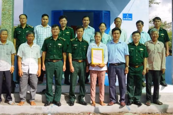 Ban Chỉ huy Bộ đội Biên phòng tỉnh Vĩnh Long cùng chính quyền địa phương bàn giao căn nhà cho người dân tại xã biên giới biển Bảo Thạnh.