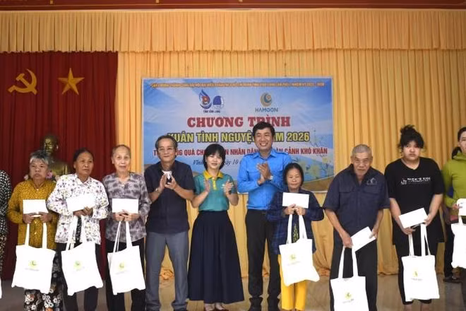 Trao quà cho các hộ dân có hoàn cảnh khó khăn tại xã Quới Điền.