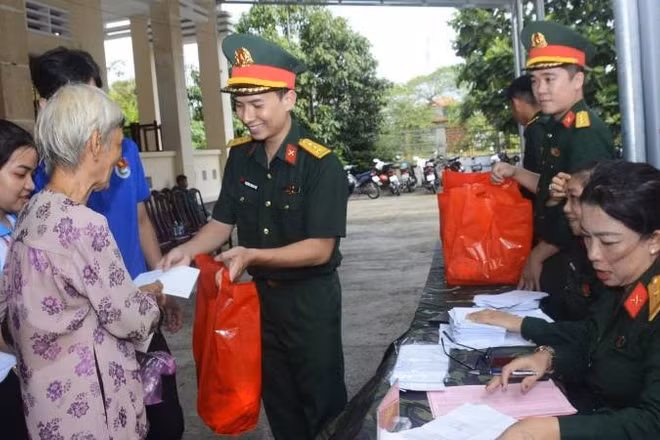 Đoàn công tác đã tổ chức khám bệnh, phát thuốc miễn phí cho người dân xã Phước Mỹ Trung (tỉnh Vĩnh Long).