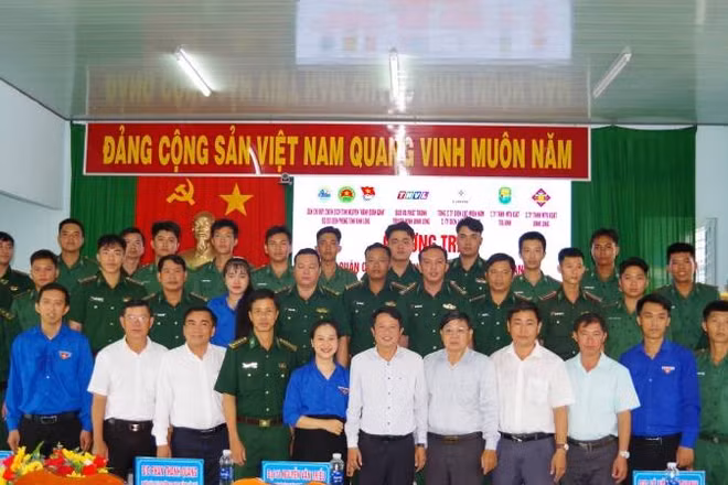 Tuổi trẻ Bộ đội Biên phòng tỉnh Vĩnh Long ra quân chiến dịch "Hành quân xanh" năm 2026. (Ảnh: TRẦN GIỎI)