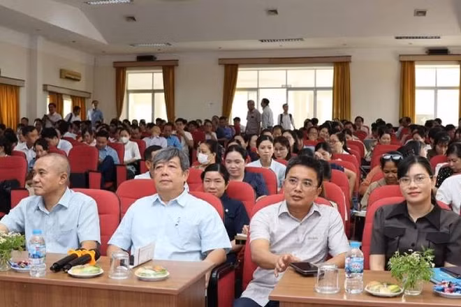 Đại biểu tham dự lớp tập huấn về xây dựng giá dịch vụ khám, chữa bệnh tại các cơ sở y tế công lập. (Ảnh: HOÀNG TRUNG)