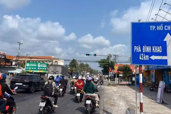 Rất đông phương tiện đổ về Thành phố Hồ Chí Minh sau kỳ nghỉ Tết.