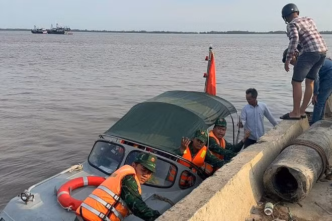 Đồn Biên phòng Cửa khẩu cảng Giao Long kịp thời ứng cứu ngư dân gặp nạn trên biển.