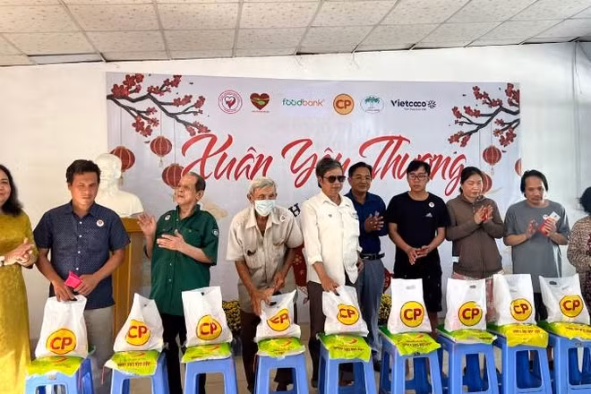 Đồng chí Hồ Thị Hoàng Yến cùng lãnh đạo chính quyền địa phương trao quà cho những hộ dân có hoàn cảnh khó khăn.