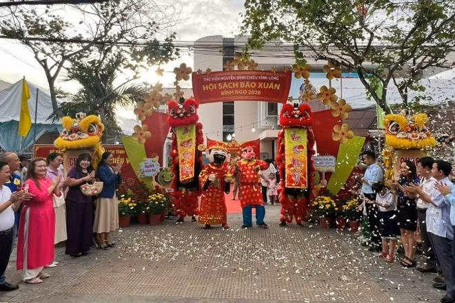 Đại biểu tham dự buổi lễ thực hiện nghi thức khai mạc Hội sách, báo Xuân Bính Ngọ 2026.