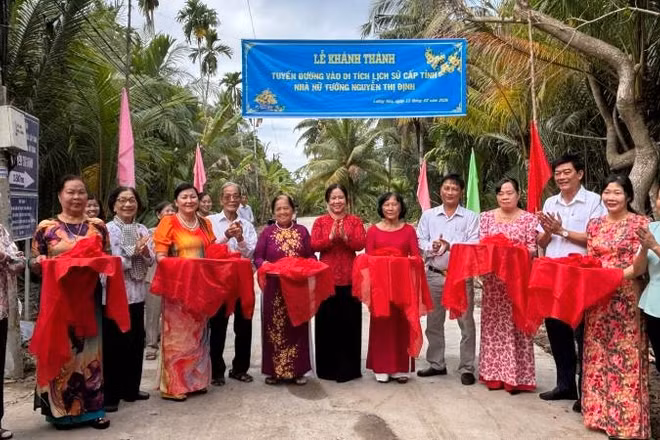Đại biểu tham dự buổi Lễ thực hiện nghi thức cắt băng khánh thành công trình.