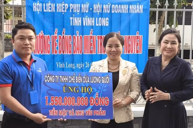 Công ty Trách nhiệm hữu hạn Chế biến dừa Lương Quới ủng hộ tiền mặt và nhu yếu phẩm trị giá hơn 1,5 tỷ đồng giúp đồng bào bị thiệt hại do mưa lũ. (Ảnh: HOÀNG TRUNG)