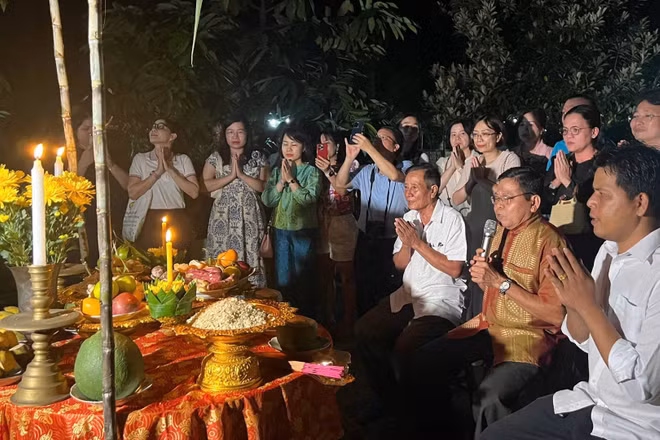 Lễ cúng trăng - Ok Om Bok của đồng bào Khmer Vĩnh Long.