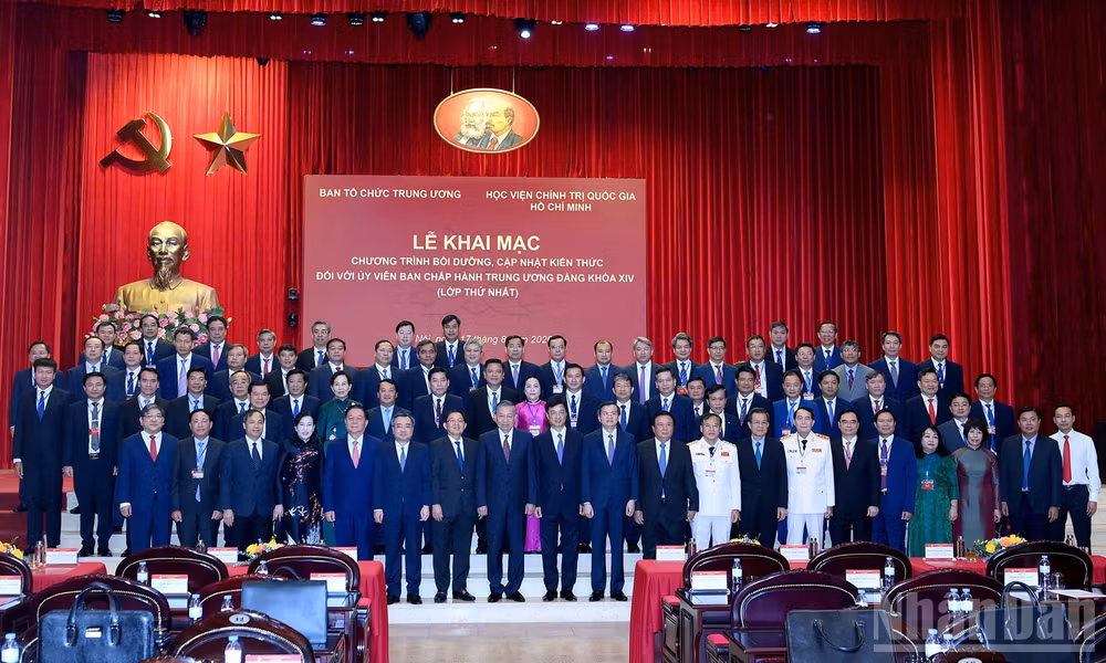Tổng Bí thư, Chủ tịch nước Tô Lâm và các đồng chí lãnh đạo Đảng, Nhà nước với cán bộ, học viên Lớp thứ nhất. (Ảnh: ĐĂNG KHOA)