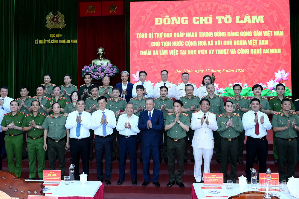 Tổng B&iacute; thư, Chủ tịch nước T&ocirc; L&acirc;m với c&aacute;c đại biểu v&agrave; c&aacute;n bộ Học viện Kỹ thuật v&agrave; C&ocirc;ng nghệ an ninh (Bộ C&ocirc;ng an). (Ảnh: ĐĂNG KHOA)