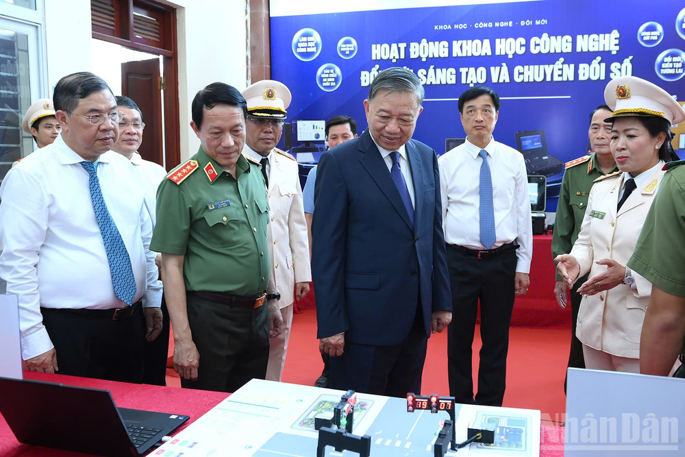 Tổng B&iacute; thư, Chủ tịch nước T&ocirc; L&acirc;m với c&aacute;c đại biểu tham quan gian trưng b&agrave;y c&aacute;c hoạt động khoa học, c&ocirc;ng nghệ, đổi mới s&aacute;ng tạo v&agrave; chuyển đổi số tại Học viện. (Ảnh: ĐĂNG KHOA)