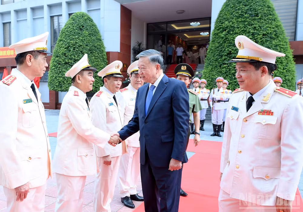 Tổng Bí thư, Chủ tịch nước Tô Lâm với lãnh đạo Cục Cảnh sát quản lý trại giam, cơ sở giáo dục bắt buộc, trường giáo dưỡng (Bộ Công an). (Ảnh: ĐĂNG KHOA)