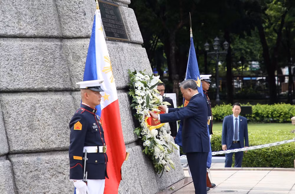 Tổng Bí thư, Chủ tịch nước Tô Lâm dâng hoa tại Đài tưởng niệm Jose Rizal.