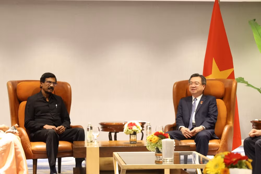 Trưởng Ban Chính sách, chiến lược Trung ương Nguyễn Thanh Nghị tiếp Tổng Bí thư Đảng Mặt trận Giải phóng Nhân dân Sri Lanka. (Ảnh: HIỀN HÒA)