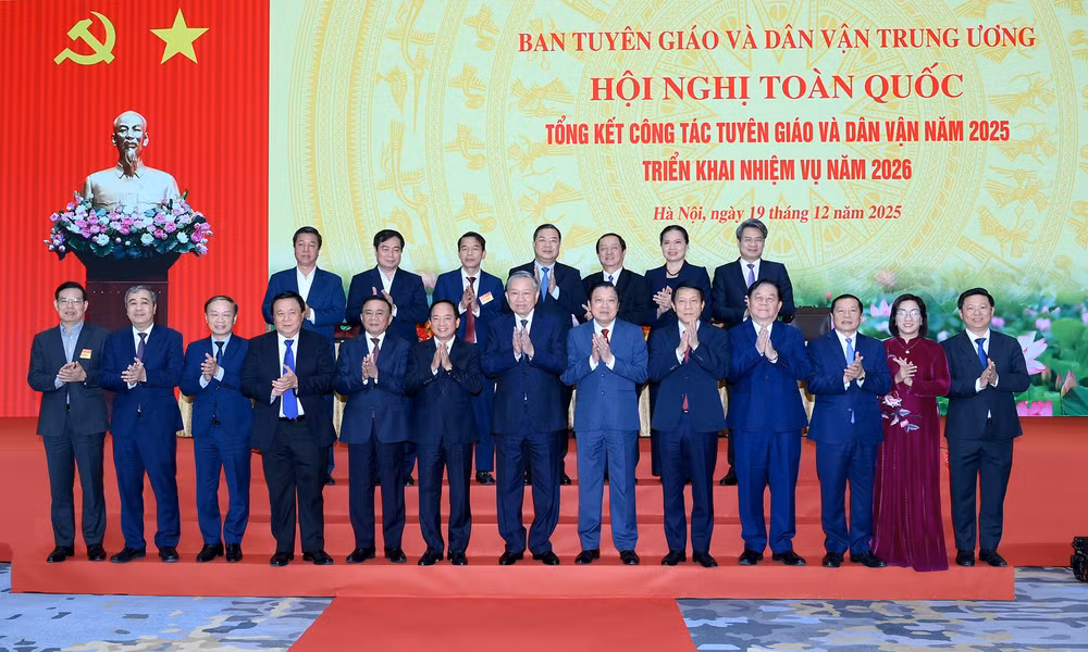 Tổng Bí thư Tô Lâm và các đồng chí lãnh đạo Đảng, Nhà nước dự Hội nghị tổng kết công tác tuyên giáo và dân vận năm 2025, triển khai nhiệm vụ năm 2026. (Ảnh: ĐĂNG KHOA)