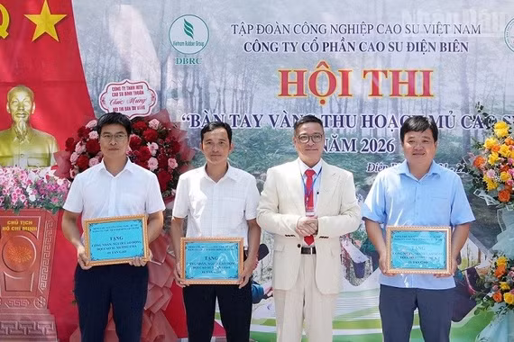 Ông Nguyễn Công Tám, Chủ tịch Hội đồng quản trị Công ty Cổ phần Cao su Điện Biên, kiêm Tổng Giám đốc Công ty Cao su Bình Thuận, trao 3 tấn gạo hỗ trợ công nhân 3 đội thuộc Công ty Cổ phần cao su Điện Biên. (Ảnh: LÊ LAN)