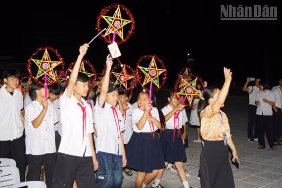 Học sinh Trường phổ thông nội trú Tiểu học và Trung học cơ sở Sam Mứn vui rước đèn trong đêm Trung thu. (Ảnh: LÊ LAN).