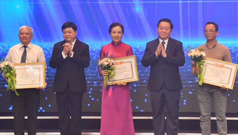 Trưởng ban Tuyên giáo Trung ương Nguyễn Trọng Nghĩa (thứ hai từ phải) và Chủ tịch Hội đồng Lý luận, phê bình văn học, nghệ thuật T.Ư Nguyễn Thế Kỷ (thứ hai từ trái) trao giải thưởng mức B năm 2023 cho các tác giả.