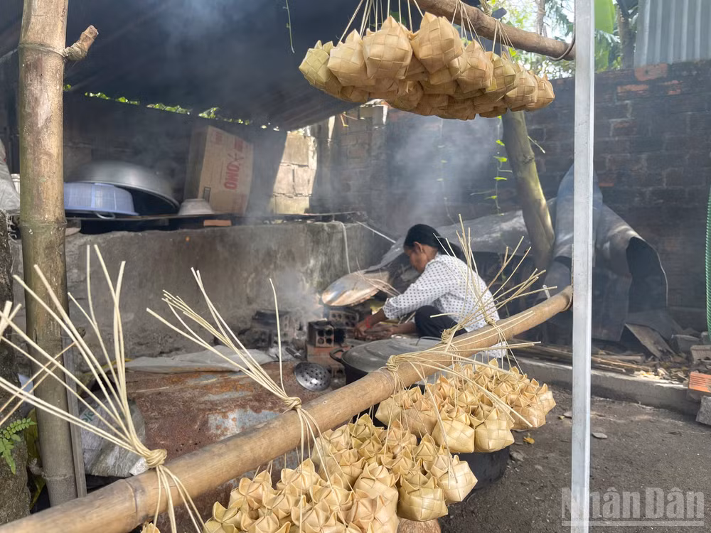 Bánh Kà Tum mang đậm dấu ấn văn hóa của người Khmer. (Ảnh: Hoàng Lê)