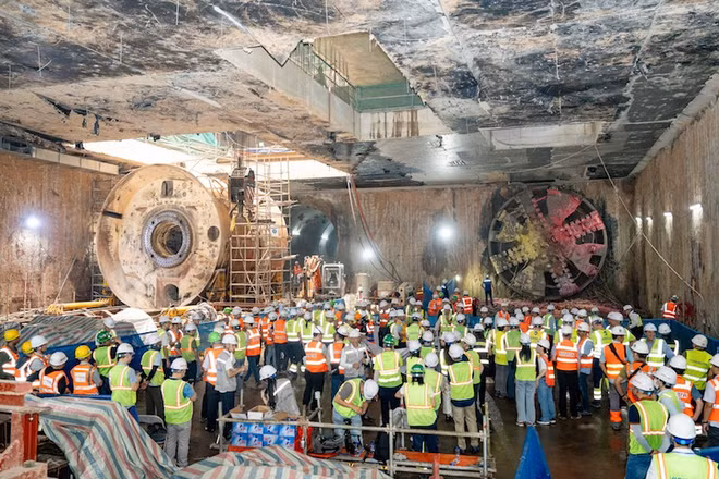 Máy đào hầm TBM số 2 mang tên "Táo bạo" đã về đích an toàn tại ga ngầm S12 trước cửa ga Hà Nội.