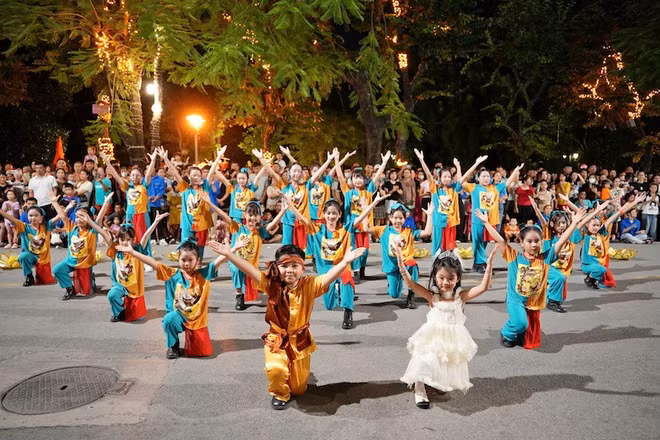 Các em thiếu nhi biểu diễn trong lễ hội Trung thu Thành cổ-Sơn Tây Xứ Đoài tối 13/9. 