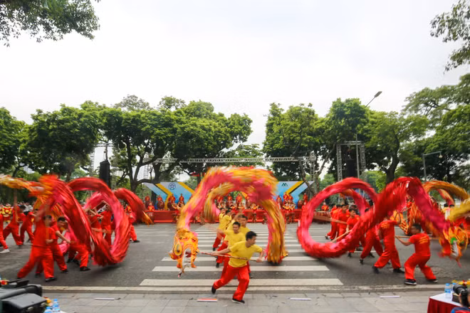 Biểu diễn múa rồng bên hồ Hoàn Kiếm (Hà Nội). (Ảnh: ĐĂNG ANH)