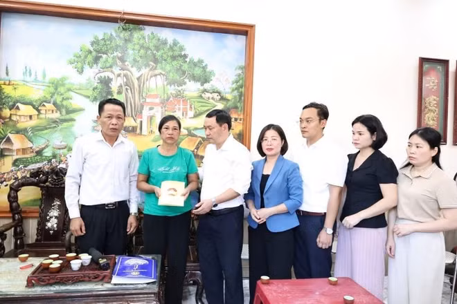 Lãnh đạo xã Thường Tín thăm hỏi, động viên thân nhân vụ cháy tại thôn Văn Giáp, xã Thường Tín sáng sớm 16/9.