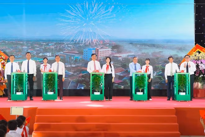 Đồng chí Nguyễn Duy Ngọc, Ủy viên Bộ Chính trị, Trưởng Ban Tổ chức Trung ương cùng các đồng chí lãnh đạo trung ương và thành phố Hà Nội thực hiện nghi thức khánh thành Trường tiểu học, trung học cơ sở và trung học phổ thông Minh Châu. (Ảnh: THANH HẢI)