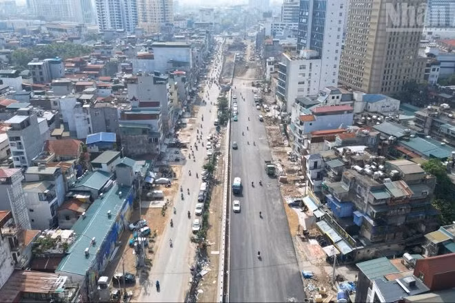 Đường Vành đai 1 đoạn Hoàng Cầu-Voi Phục đã được thảm nhựa mặt đường. (Ảnh: THÙY LINH-KHÁNH HƯƠNG)