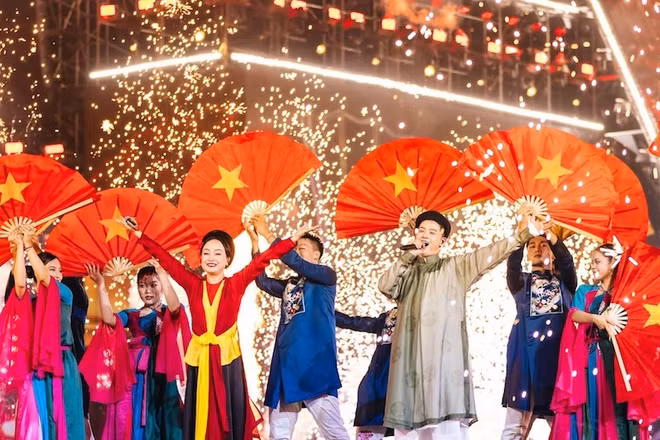 Thành phố Hà Nội đang phấn đấu trở thành trung tâm văn hóa của châu lục và thế giới. Trong ảnh: Nghệ sĩ Nhân dân Thu Huyền, ca sĩ Thanh Duy cùng dàn diễn viên múa biểu diễn trong chương trình nghệ thuật chính luận "Tổ quốc trong tim. (Ảnh: THÀNH ĐẠT)