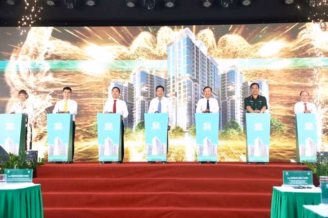 Các đại biểu thực hiện nghi thức khởi công dự án khu nhà ở xã hội Him Lam-Phúc Lợi.
