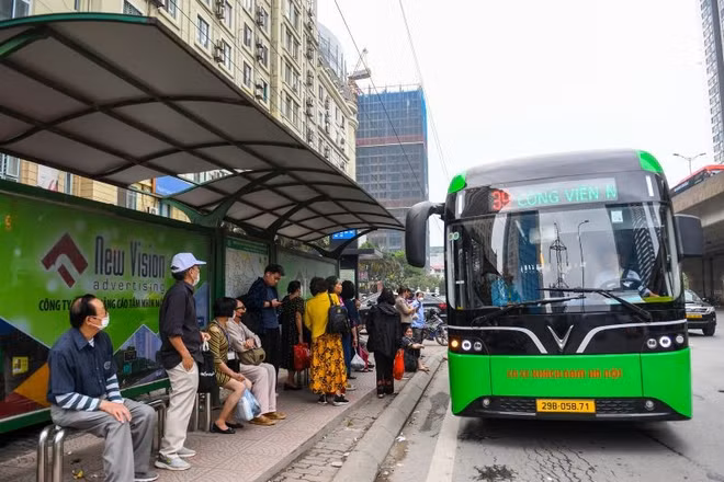 Năm 2025, Tổng công ty Vận tải Hà Nội đã đưa vào vận hành 63 xe buýt điện trên 4 tuyến buýt.