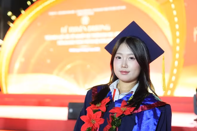 Em Bùi Linh Nga, Thủ khoa ngành Tài chính-Ngân hàng, Học viện Tài chính, là 1 trong 95 thủ khoa xuất sắc tốt nghiệp các trường đại học, cao đẳng năm 2025 được thành phố Hà Nội vinh danh.