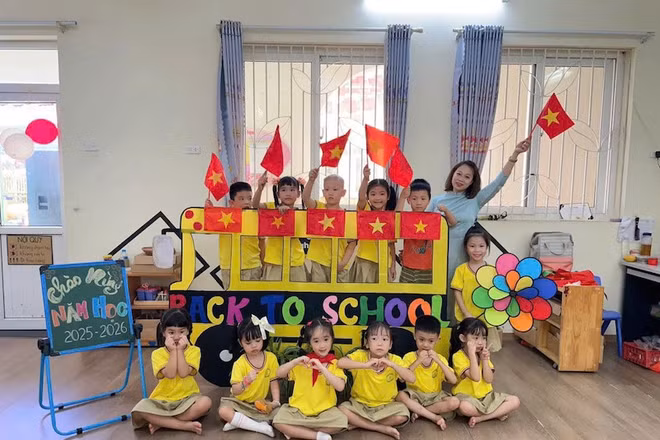 Cô và trò Trường mầm non A (phường Cửa Nam, Hà Nội) trong một tiết học. (Ảnh: MINH NGHĨA)