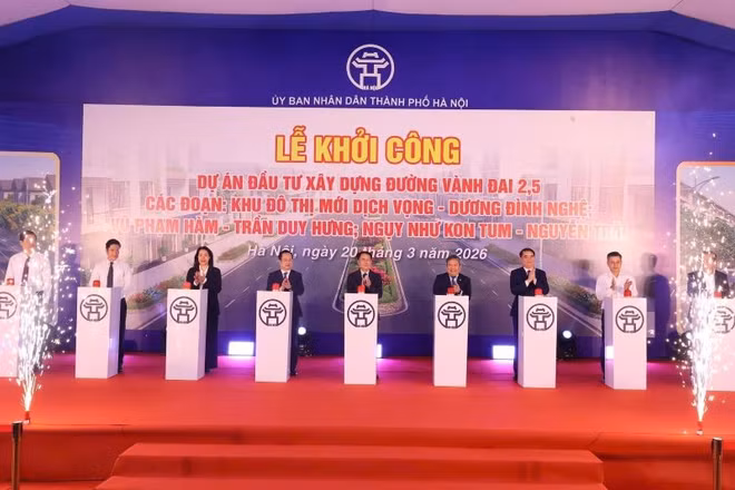 Chủ tịch Ủy ban nhân dân thành phố Hà Nội Vũ Đại Thắng và các đại biểu thực hiện nghi lễ khởi công dự án đầu tư xây dựng ba đoạn đường trên tuyến đường Vành đai 2,5.