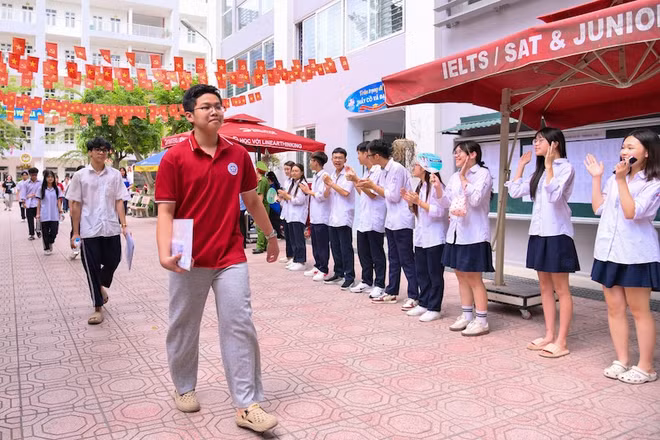 Thí sinh làm bài thi môn Ngữ văn sáng 30/5. (Ảnh: Thế Đại)