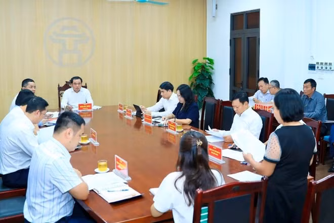 Bí thư Thành ủy Hà Nội Trần Đức Thắng chủ trì buổi tiếp công dân. (Ảnh: QUANG THÁI)