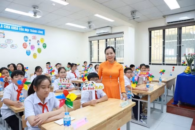 Cô và trò Trường THCS Thành Công hân hoan bước vào năm học mới. (Ảnh: Thế Hải)