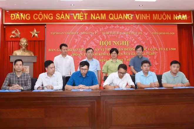 Đại diện các đơn vị dự hội nghị bàn giao hồ sơ phương án vị trí tuyến đường Quốc lộ 1A, tỷ lệ 1/500, đoạn từ nút giao Vành đai 1 (hầm Kim Liên) đến nút giao Cầu Giẽ.