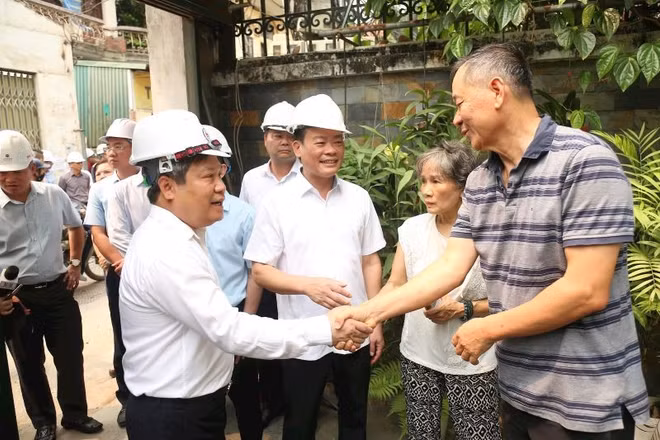 Chủ tịch Ủy ban nhân dân thành phố Hà Nội Vũ Đại Thắng cùng cán bộ phường Hồng Hà thăm hỏi, lắng nghe tâm tư các hộ dân thuộc diện thu hồi đất và vận động người dân đồng thuận di dời. (Ảnh: PHẠM CÔNG)
