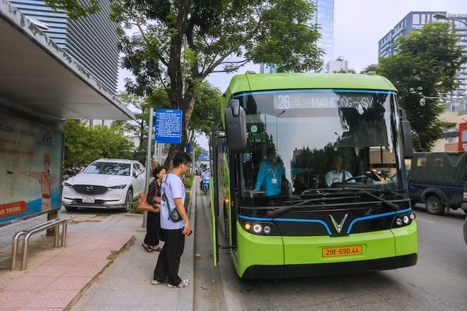 Tổng công ty Vận tải Hà Nội đầu tư, thay mới xe buýt cũ bằng xe buýt điện, đồng thời nâng cao chất lượng phục vụ hành khách, thu hút ngày càng nhiều người sử dụng.