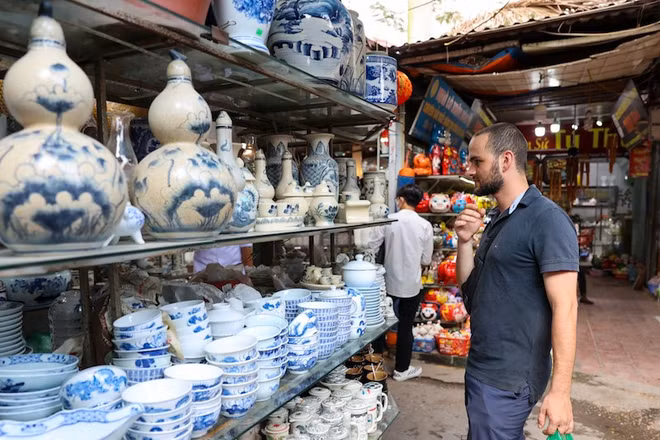 Khách du lịch nước ngoài tham quan làng gốm Bát Tràng (Hà Nội). (Ảnh: Đăng Anh)
