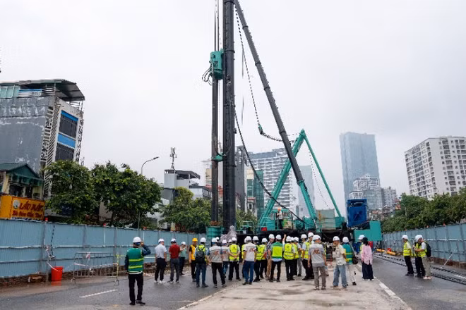Ban Quản lý đường sắt đô thị Hà Nội (MRB) cùng Liên danh nhà thầu EPC vừa khởi công xây dựng Ga S1 (Ga Quần Ngựa) tuyến đường sắt đô thị số 5, Văn Cao-Hòa Lạc.