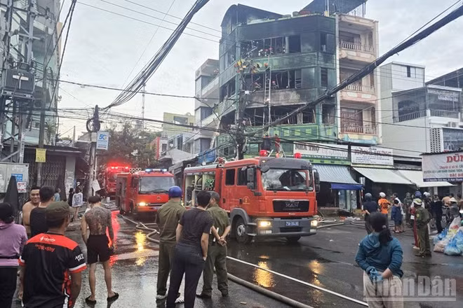 Phòng Cảnh sát Phòng cháy chữa cháy và Cứu nạn cứu hộ (Công an tỉnh Khánh Hòa) huy động xe thang chuyên dụng, nhiều xe chữa cháy đến hiện trường. (Ảnh: VŨ TÂN) 